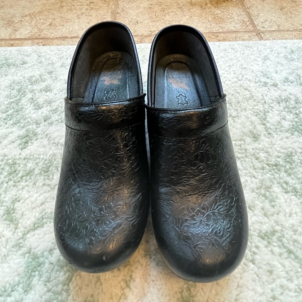 Etched Pattern Dansko Clogs Size 8 - image 3